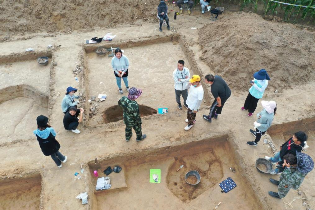 特尔巴依尔老师与浙江省考古研究所研究员在发掘现场驻地为同学们上课 特尔巴依尔老师与浙江省考古研究所研究员在发掘现场驻地为同学们上课