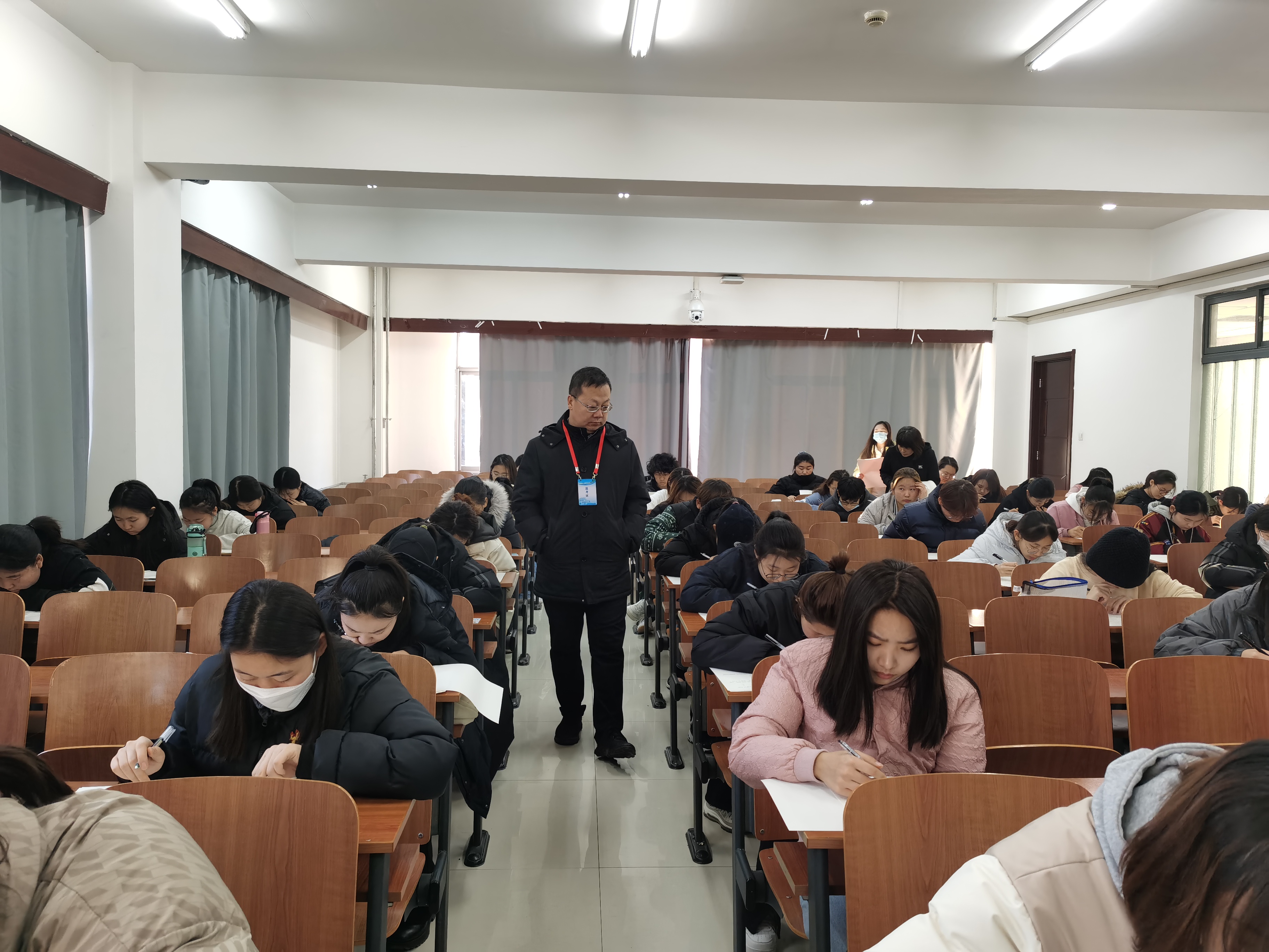 刘校长巡考